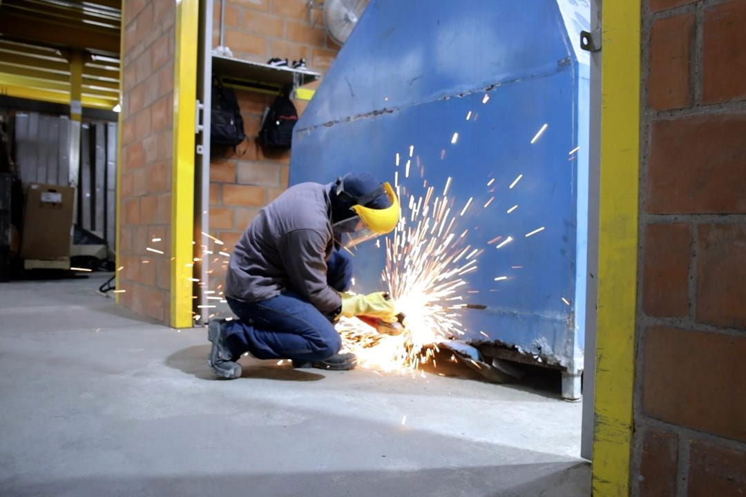 Soldador arreglando estacion manual encicla