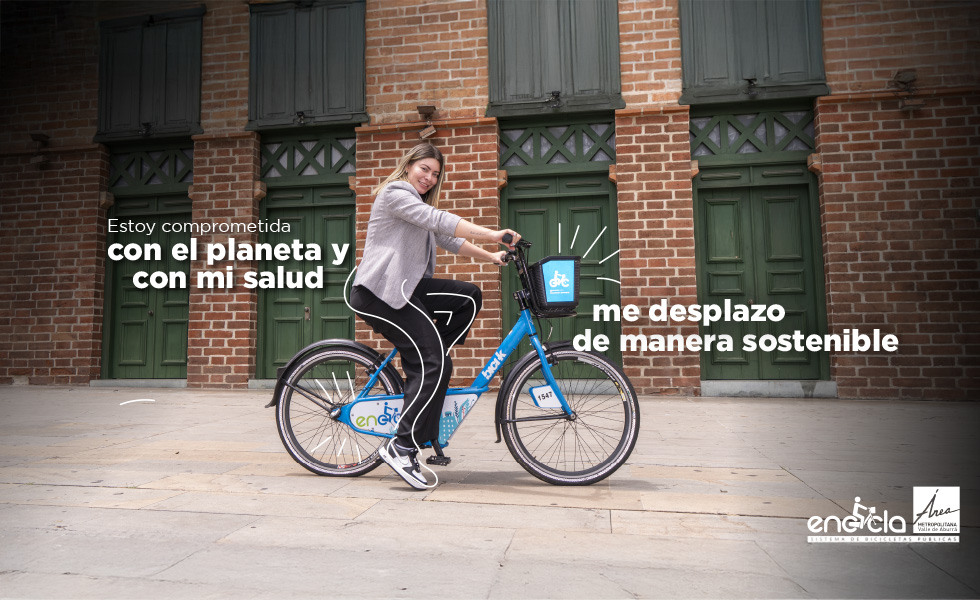 Mujer usando bicicleta del sistema EnCicla