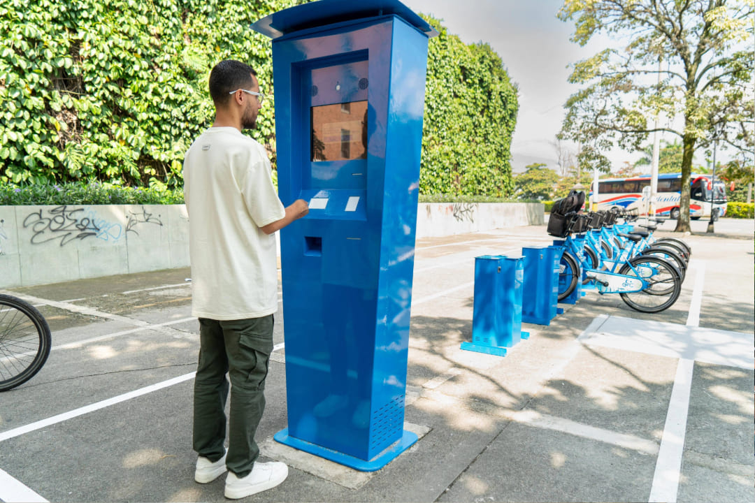 Usuario prestando bicicleta en estacion terminal del sur Encicla