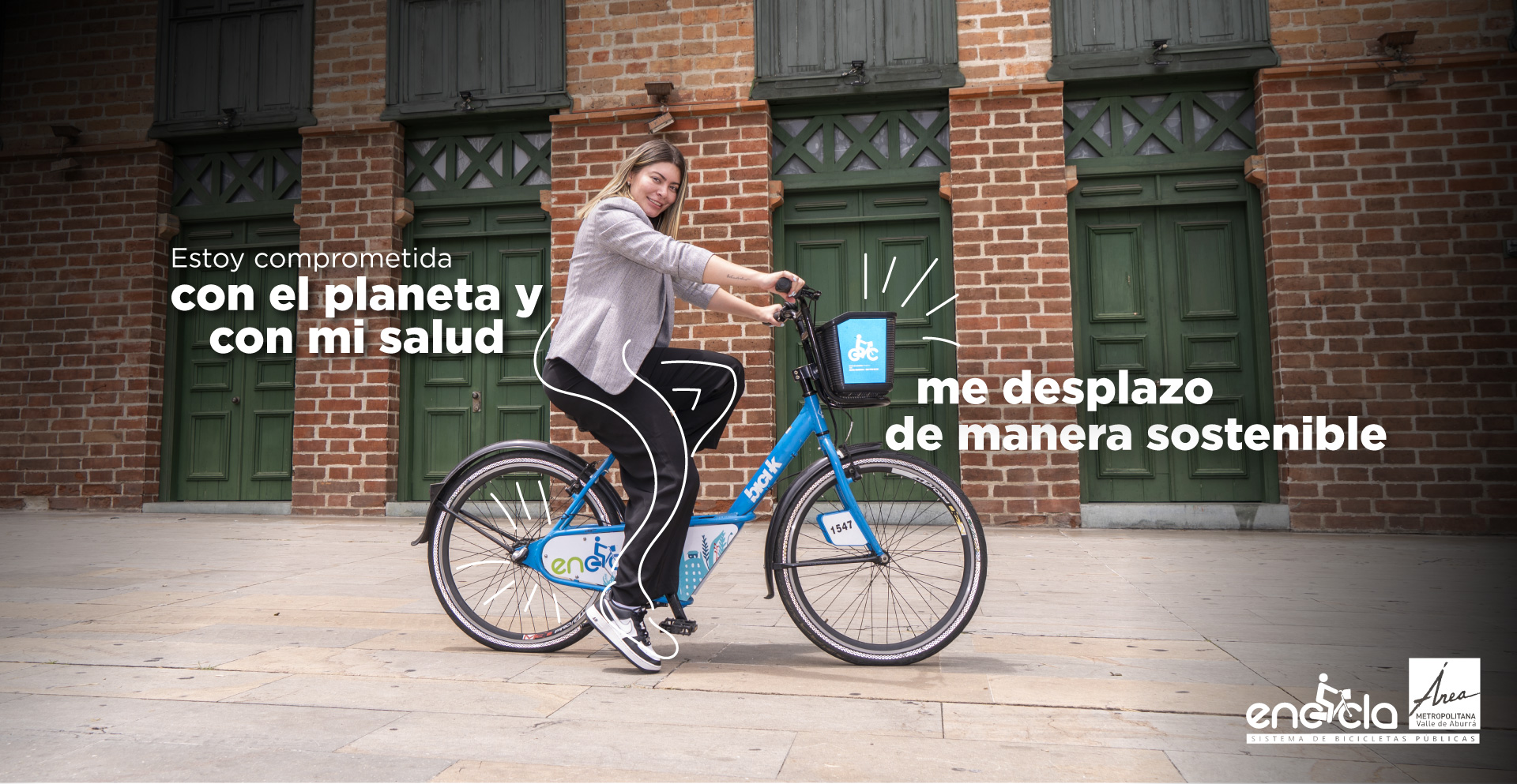 Banner principal Estoy compormetida con el planeta y con mi salud, me desplazo de manera sostenible. Imagen una mujer rubia sonriendo en bicicleta de Encicla