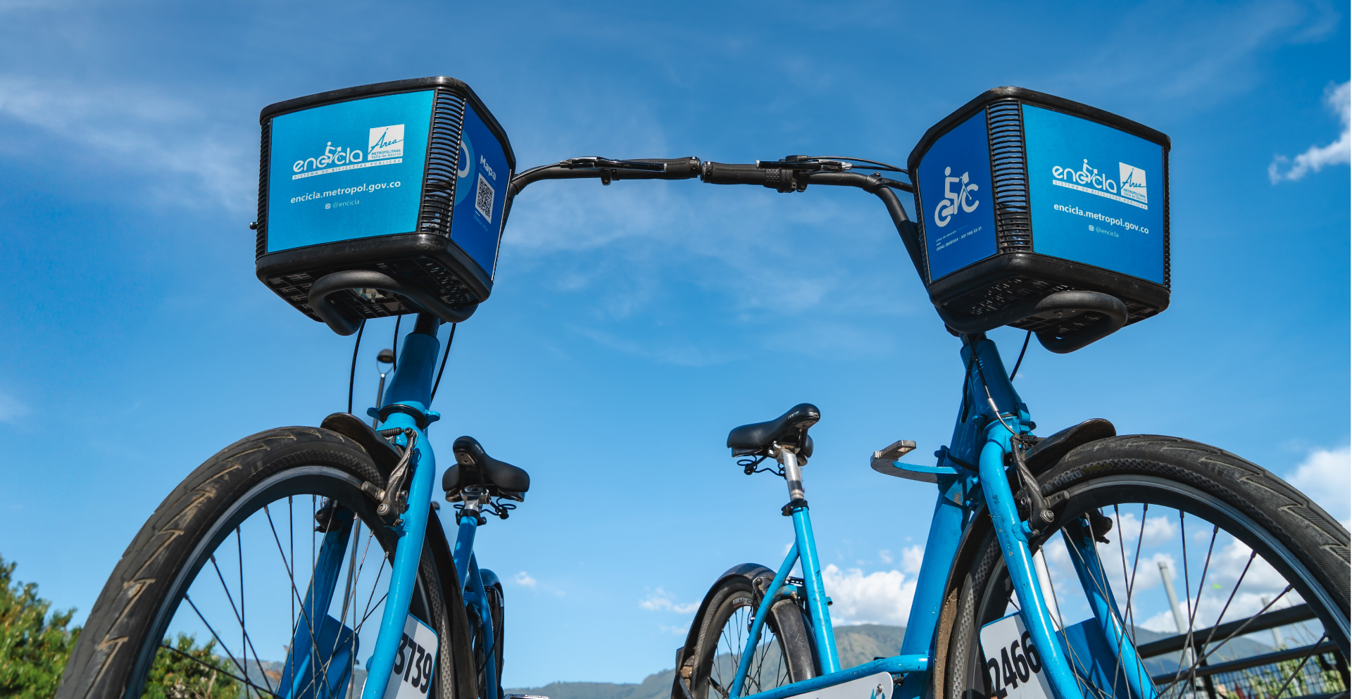 Par de bicicletas de encicla con un cielo azul de fondo